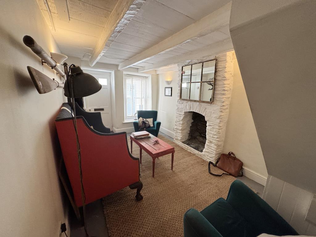 Lot: 124 - PERIOD COTTAGE IN DESIRABLE LOCATION - View of the living room